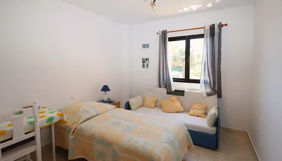 3 Bedroom Middle Floor Apartment for Sale in Selwo, Málaga - Image 7