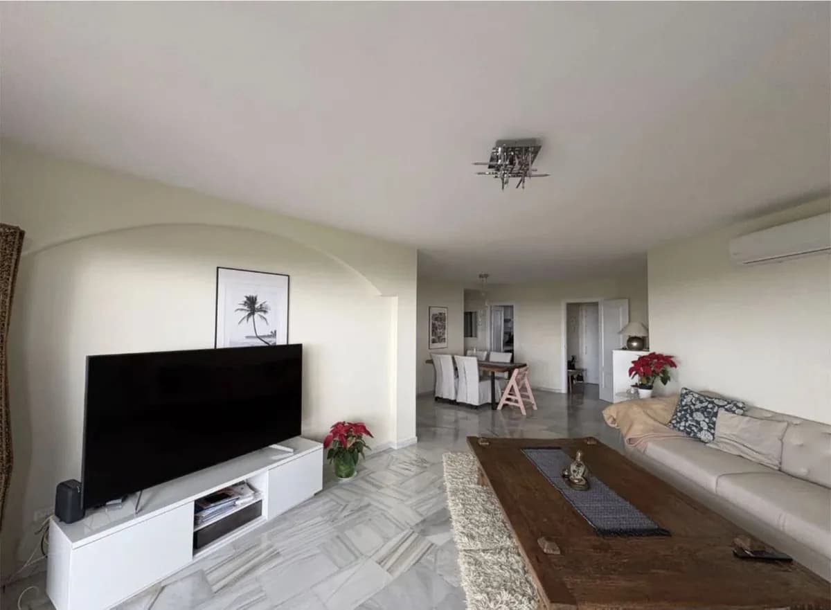 3 Bedroom Middle Floor Apartment for Sale in Calahonda, Málaga - Image 5