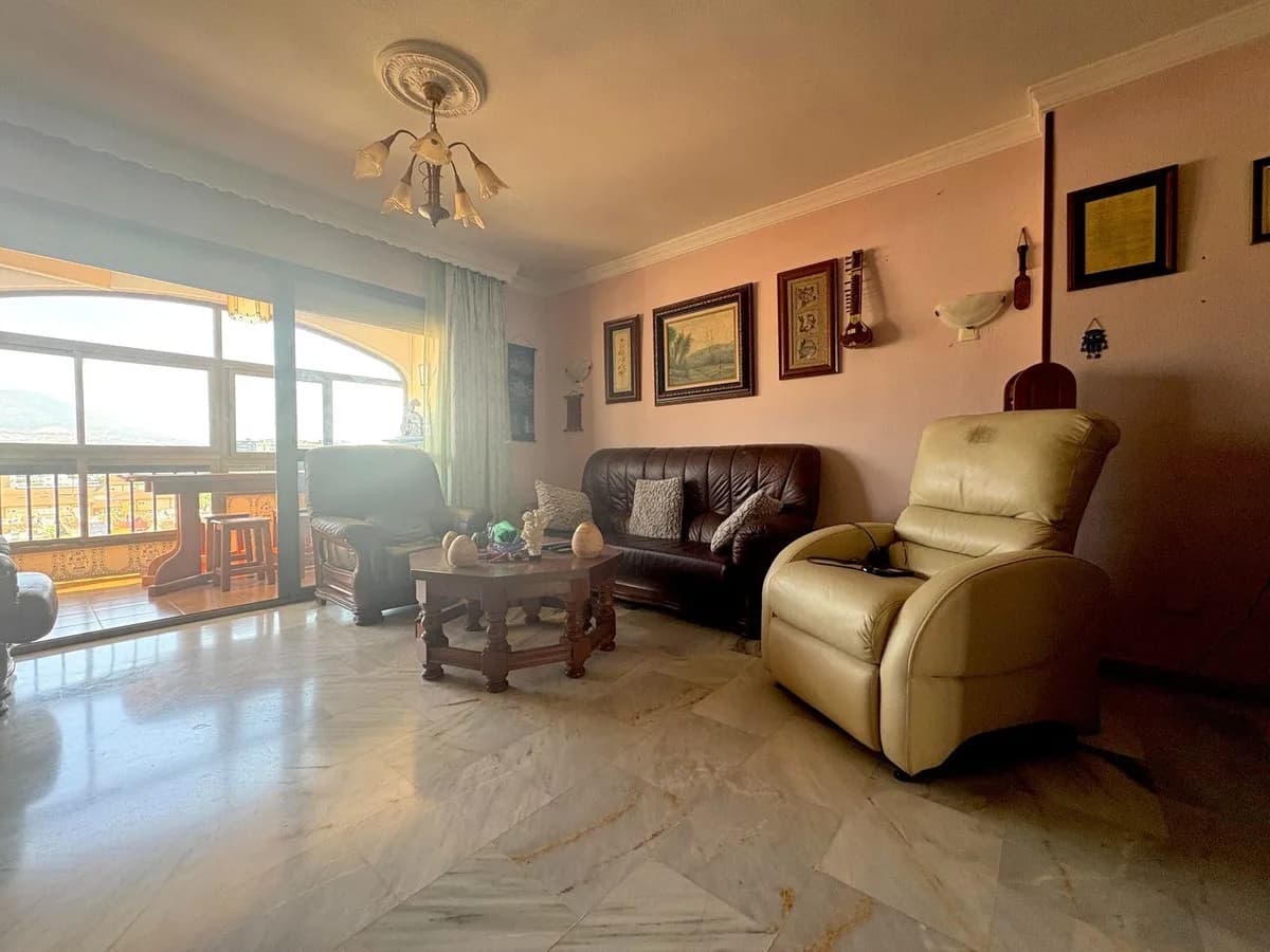 3 Bedroom Top Floor Apartment for Sale in Fuengirola, Málaga - Image 4