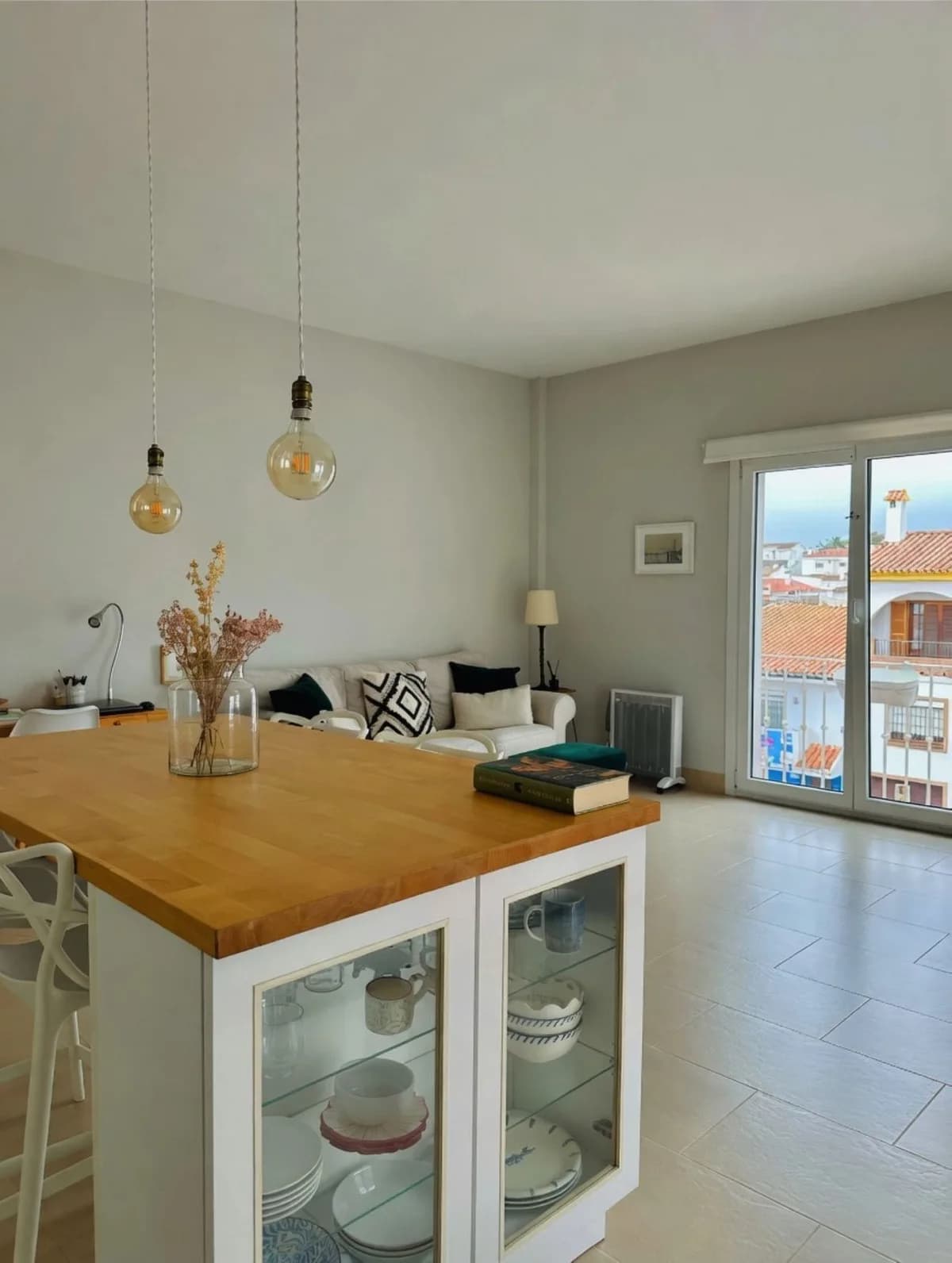 2 Bedroom Middle Floor Apartment for Sale in Pueblo Nuevo de Guadiaro, Cádiz - Image 3