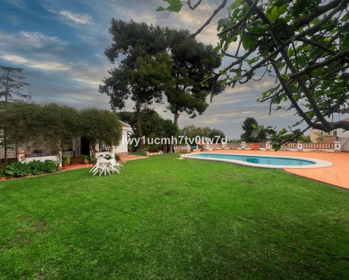 4 Bedroom Detached Villa for Sale in Churriana, Málaga - Image 2