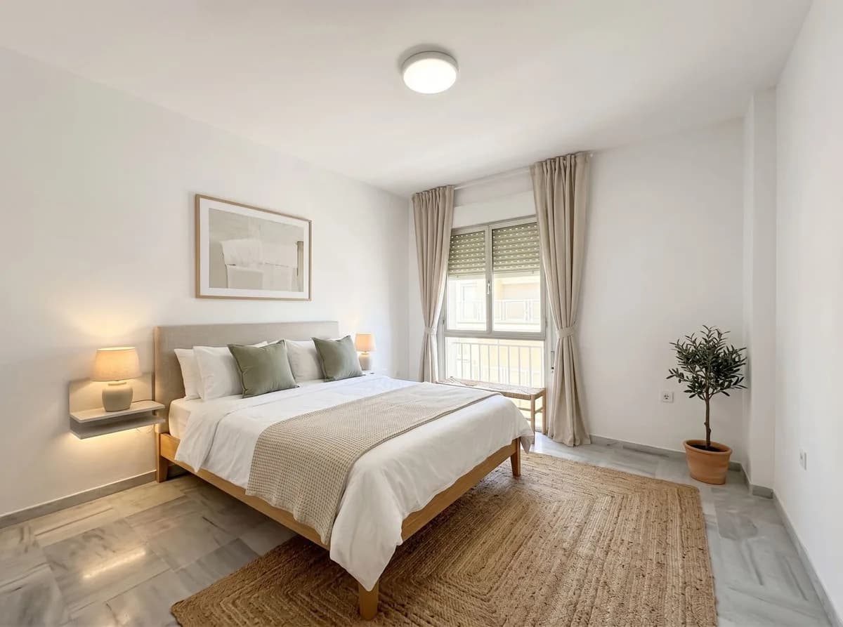 2 Bedroom Middle Floor Apartment for Sale in San Luis de Sabinillas, Málaga - Image 5