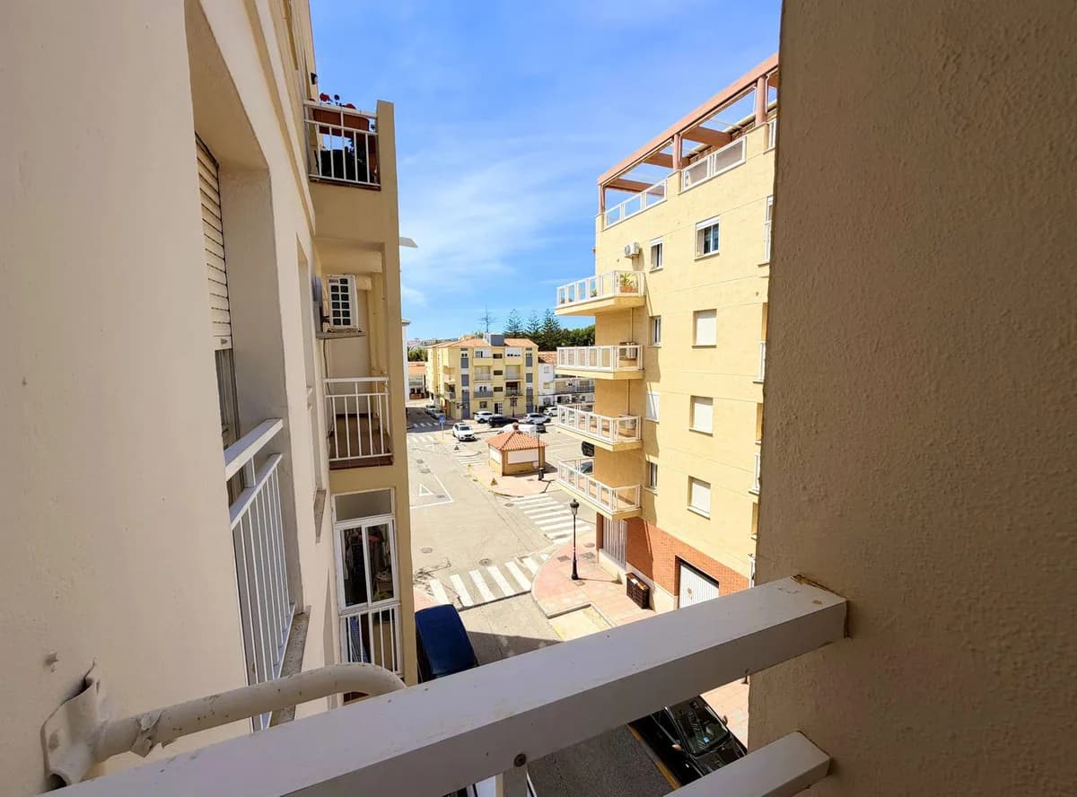 2 Bedroom Middle Floor Apartment for Sale in San Luis de Sabinillas, Málaga - Image 8