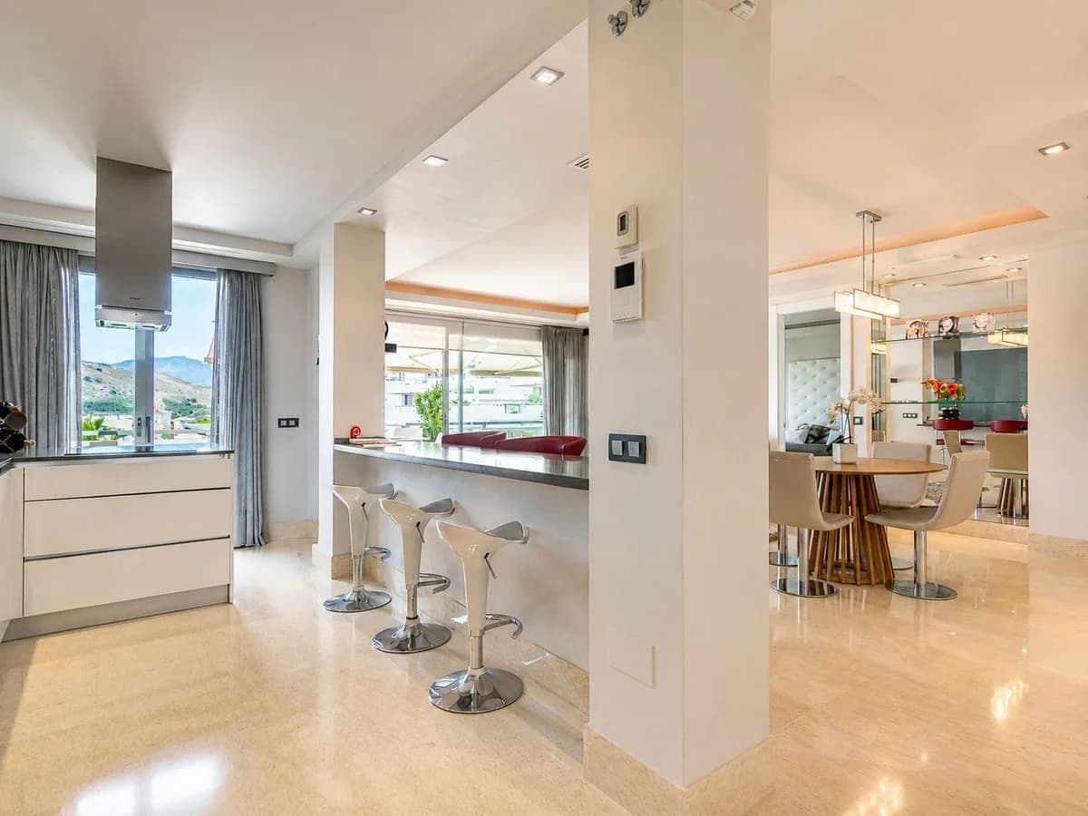3 Bedroom Middle Floor Apartment for Sale in Benahavís, Málaga - Image 2