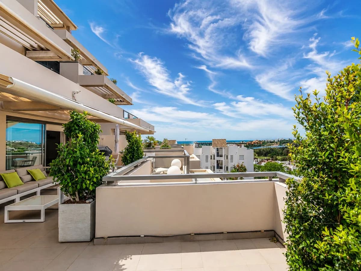 3 Bedroom Middle Floor Apartment for Sale in Benahavís, Málaga - Image 5