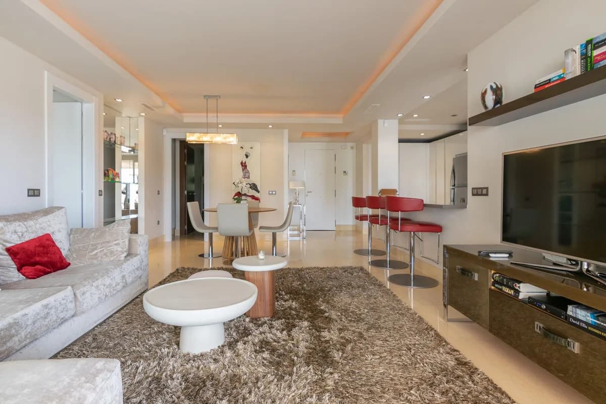 3 Bedroom Middle Floor Apartment for Sale in Benahavís, Málaga - Image 6