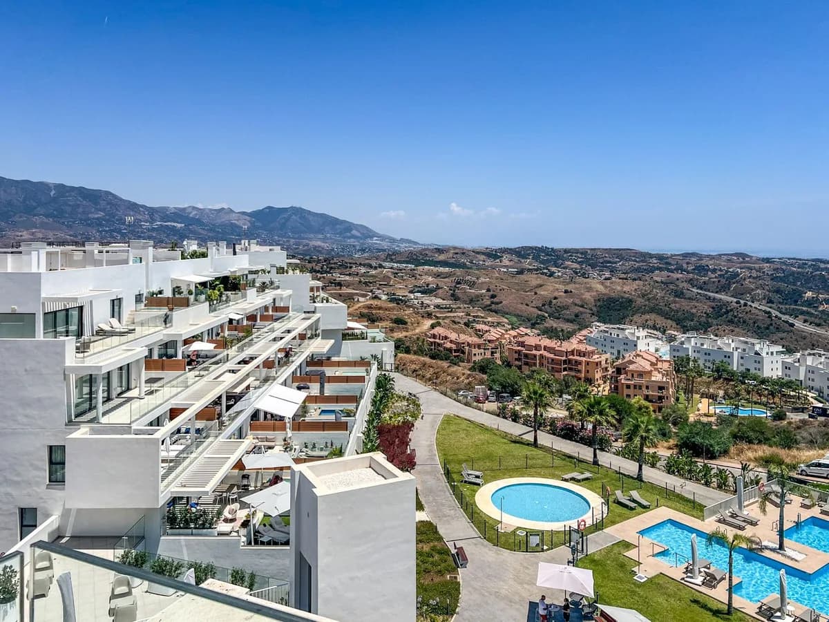 2 Bedroom Middle Floor Apartment for Sale in Calanova Golf, Málaga - Image 3