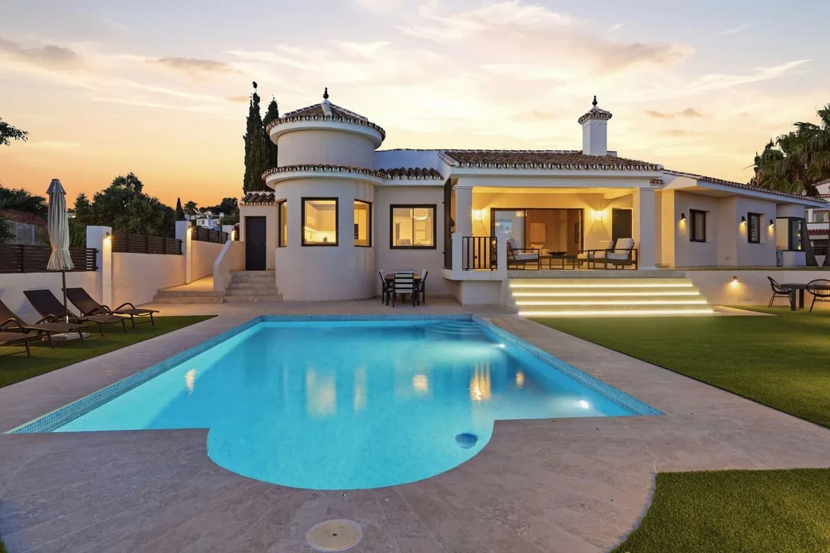 4 Bedroom Detached Villa for Sale in El Chaparral, Málaga