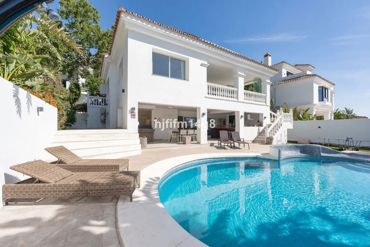 4 Bedroom Detached Villa for Sale in La Campana, Málaga - Image 3
