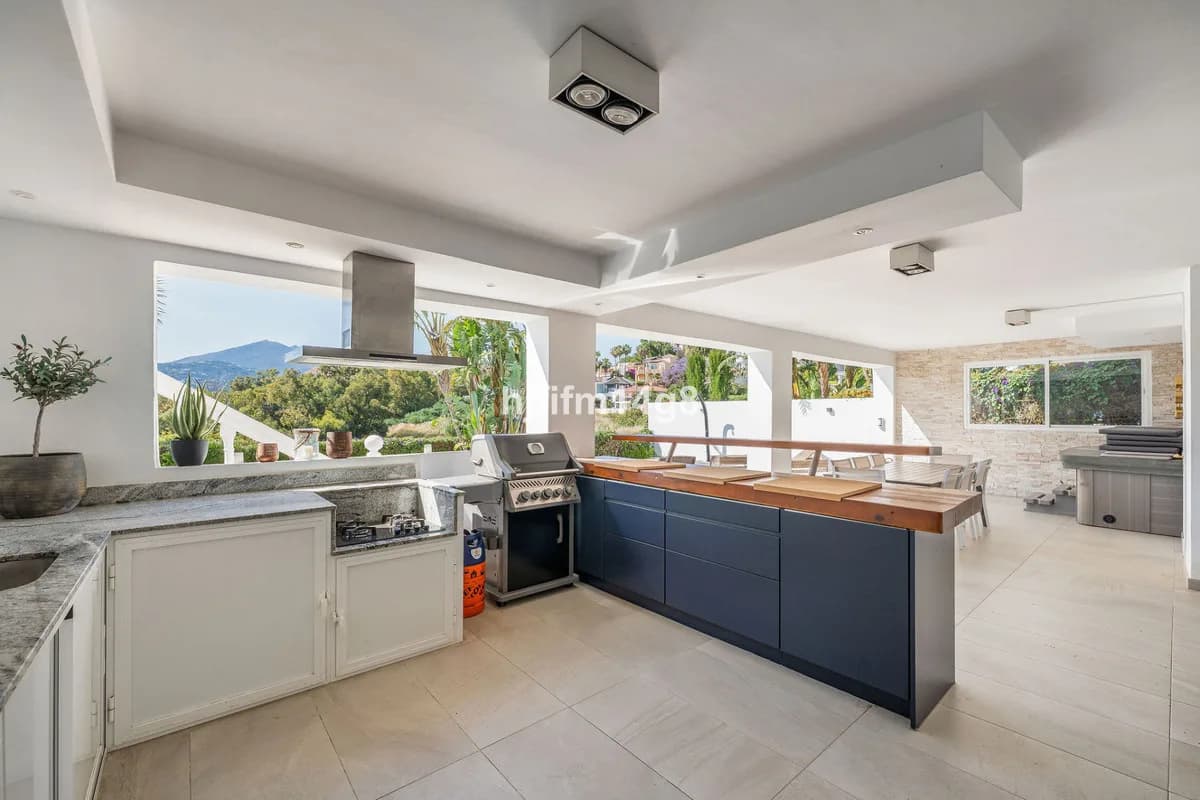 4 Bedroom Detached Villa for Sale in La Campana, Málaga - Image 6