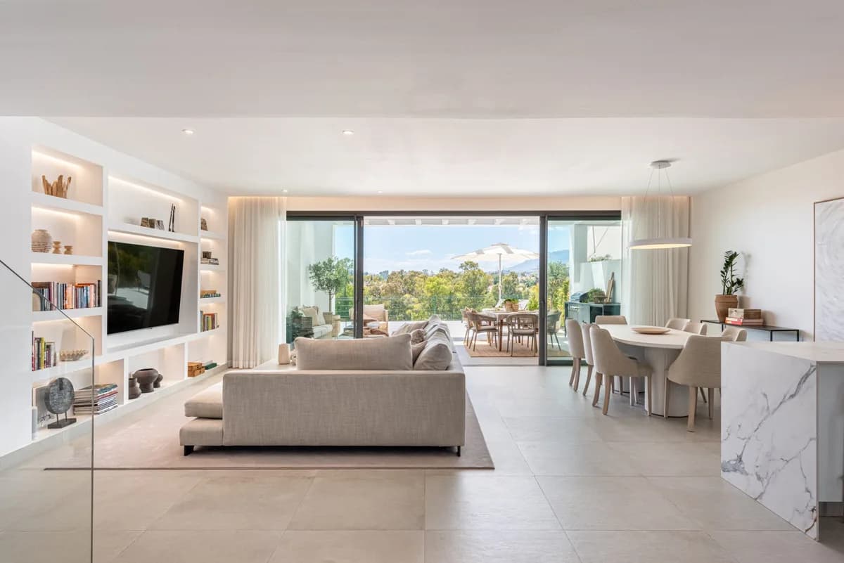 4 Bedroom Semi-Detached House for Sale in San Pedro de Alcántara, Málaga - Image 2