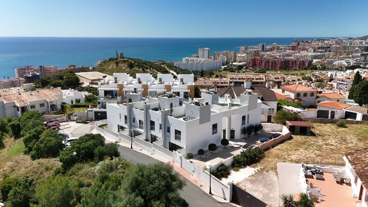 3 Bedroom Townhouse for Sale in Fuengirola, Málaga - Image 2