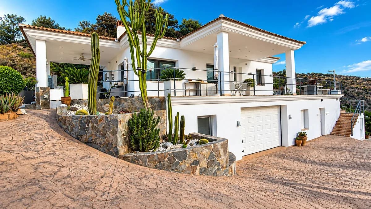 4 Bedroom Detached Villa for Sale in Guaro, Málaga