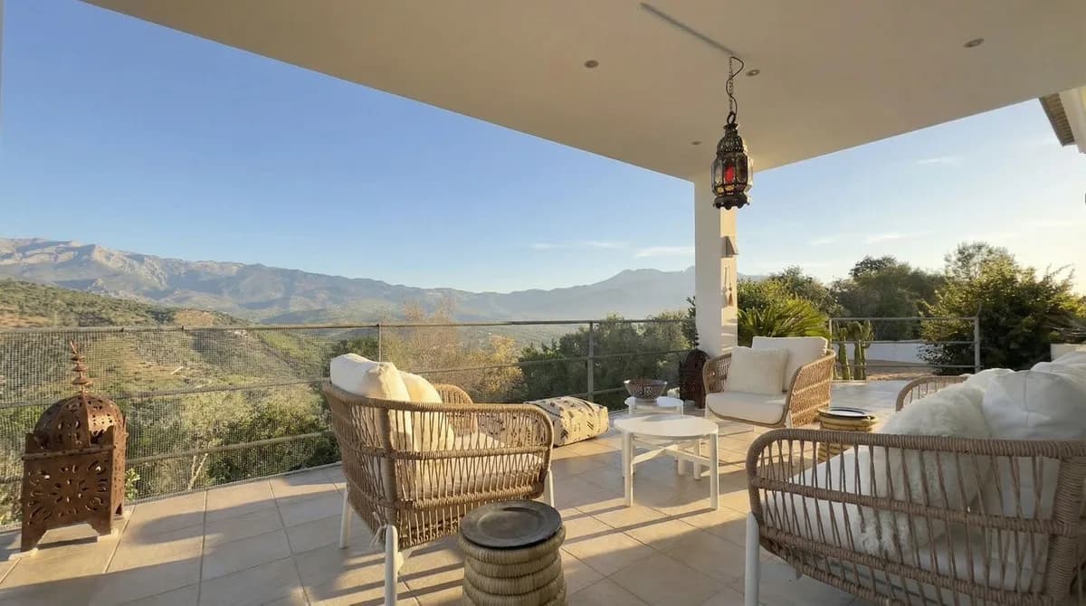 4 Bedroom Detached Villa for Sale in Guaro, Málaga - Image 4