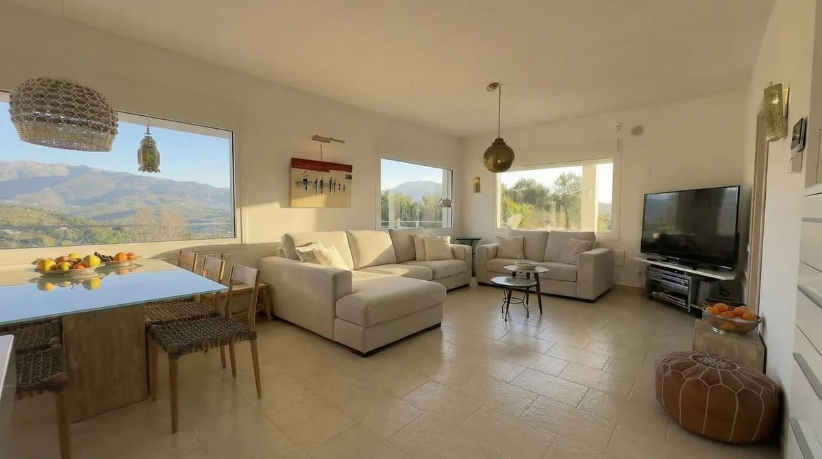 4 Bedroom Detached Villa for Sale in Guaro, Málaga - Image 7