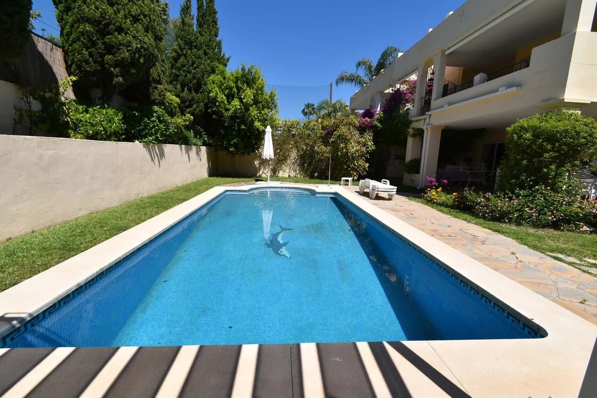 6 Bedroom Semi-Detached House for Sale in Guadalmina Alta, Málaga - Image 2