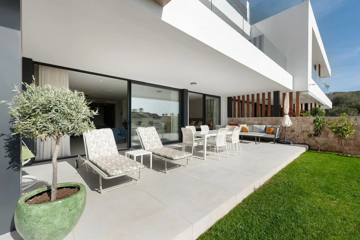 3 Bedroom Ground Floor Apartment for Sale in Artola, Málaga - Image 3