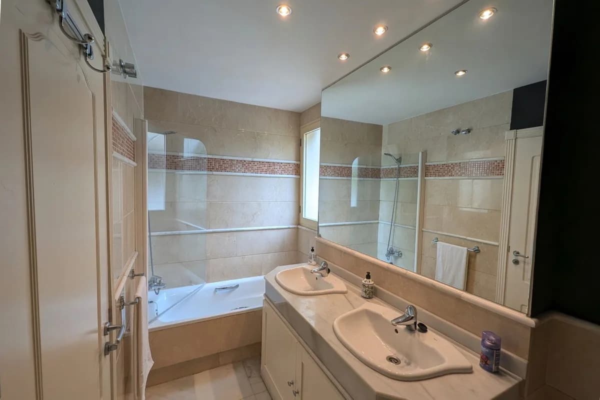 2 Bedroom Middle Floor Apartment for Sale in Aloha, Málaga - Image 8