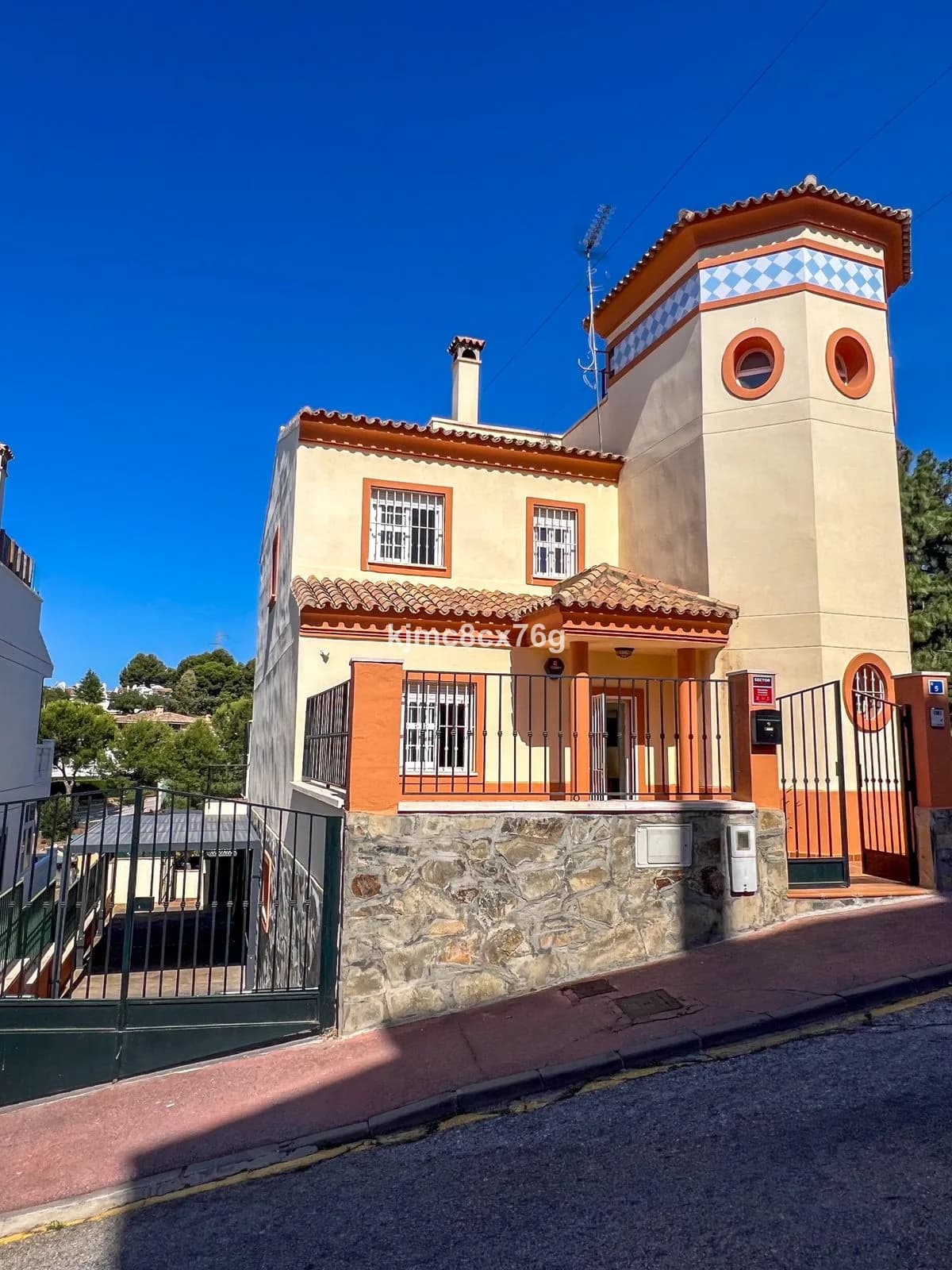 5 Bedroom Detached Villa for Sale in Calahonda, Málaga