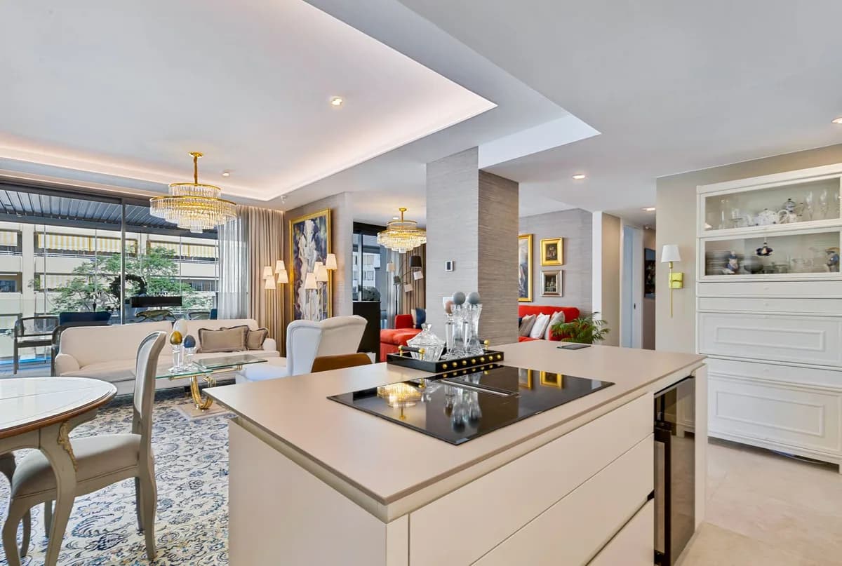3 Bedroom Middle Floor Apartment for Sale in Fuengirola, Málaga - Image 3