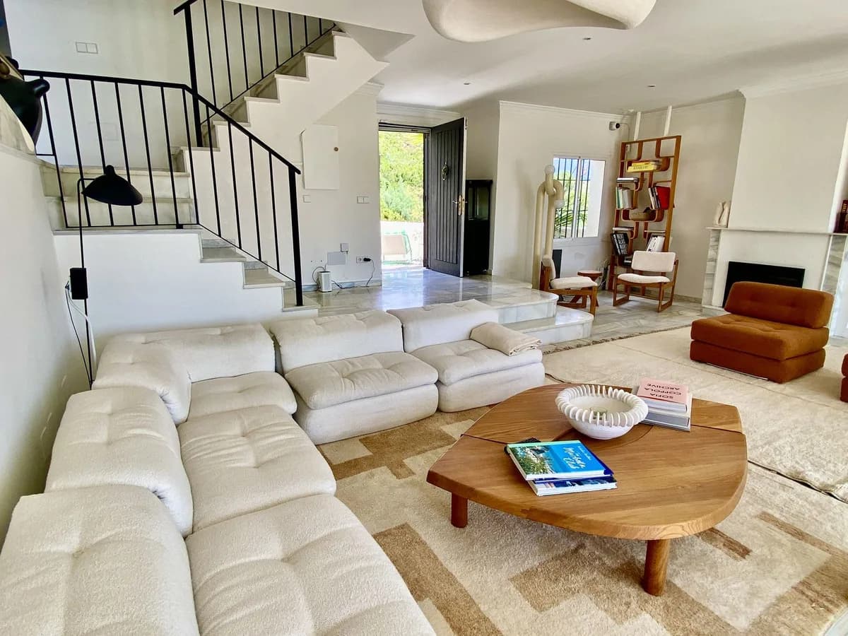 4 Bedroom Detached Villa for Sale in El Padron, Málaga - Image 9