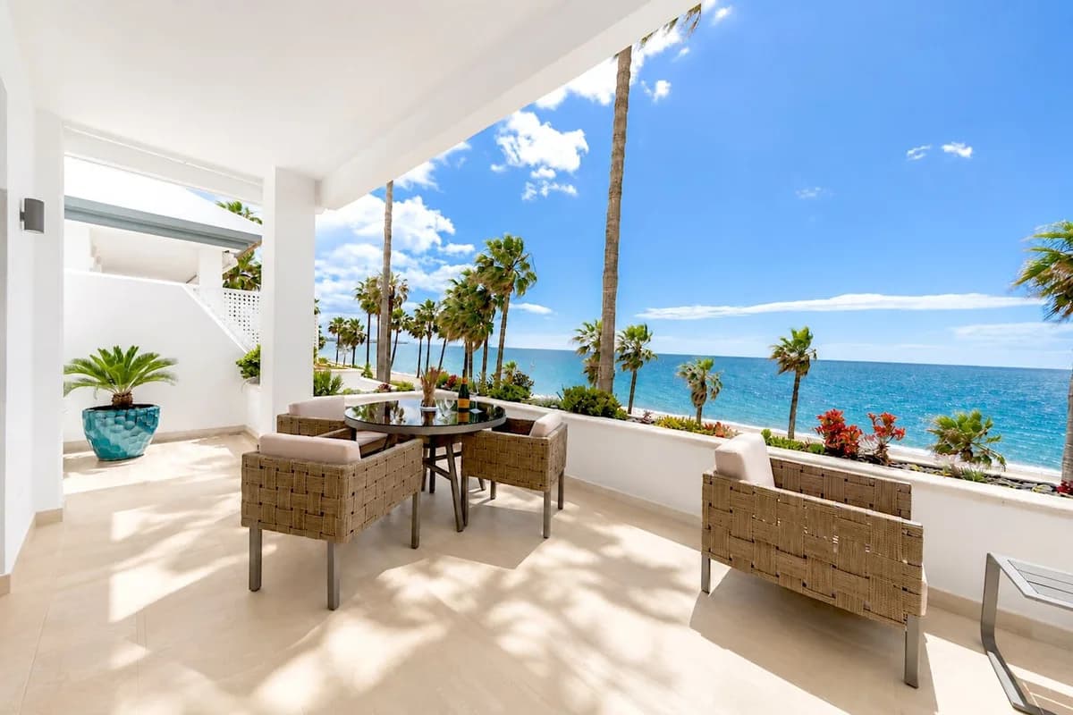 2 Bedroom Middle Floor Apartment for Sale in New Golden Mile, Málaga - Image 2