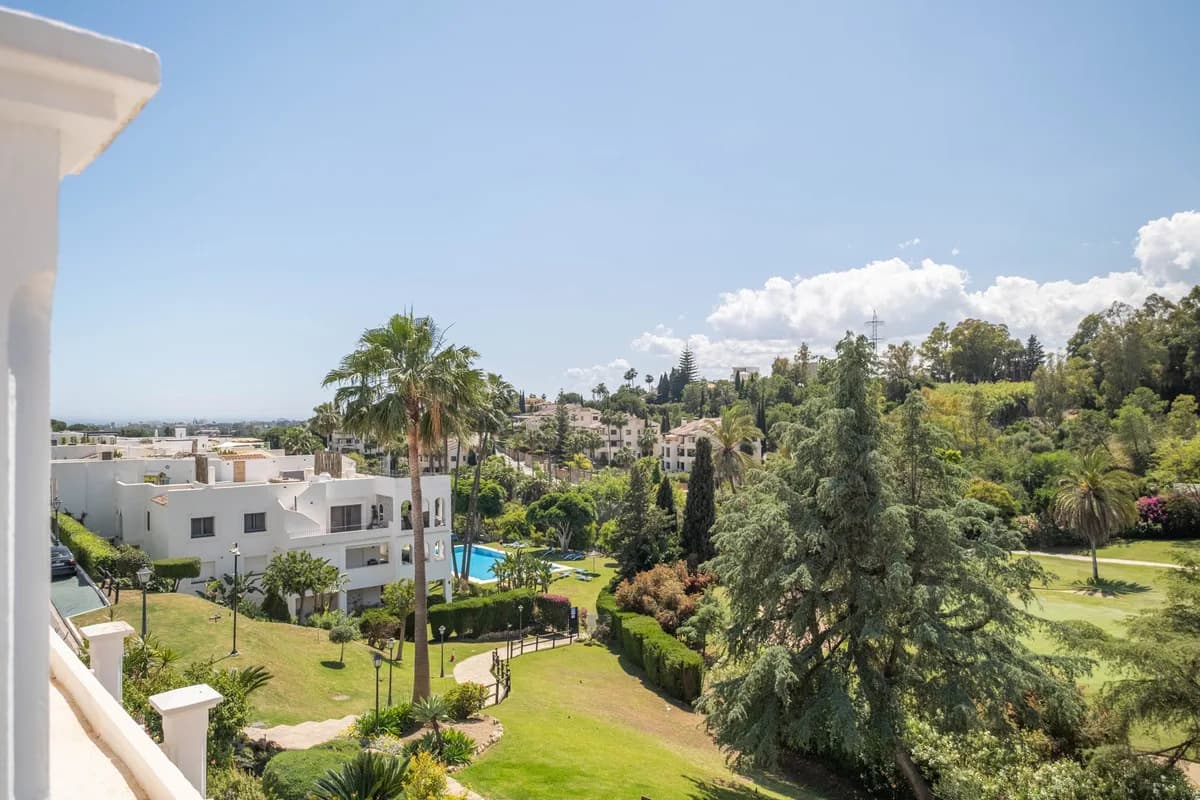 3 Bedroom Middle Floor Apartment for Sale in La Quinta, Málaga - Image 5