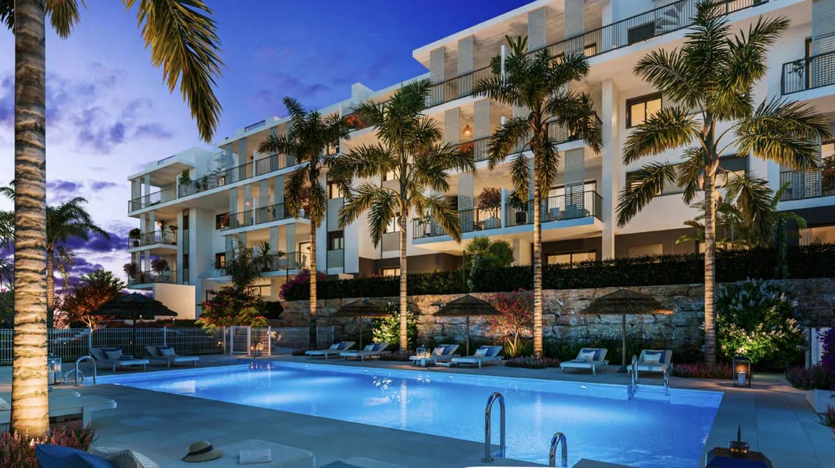 2 Bedroom Middle Floor Apartment for Sale in Estepona, Málaga - Image 4