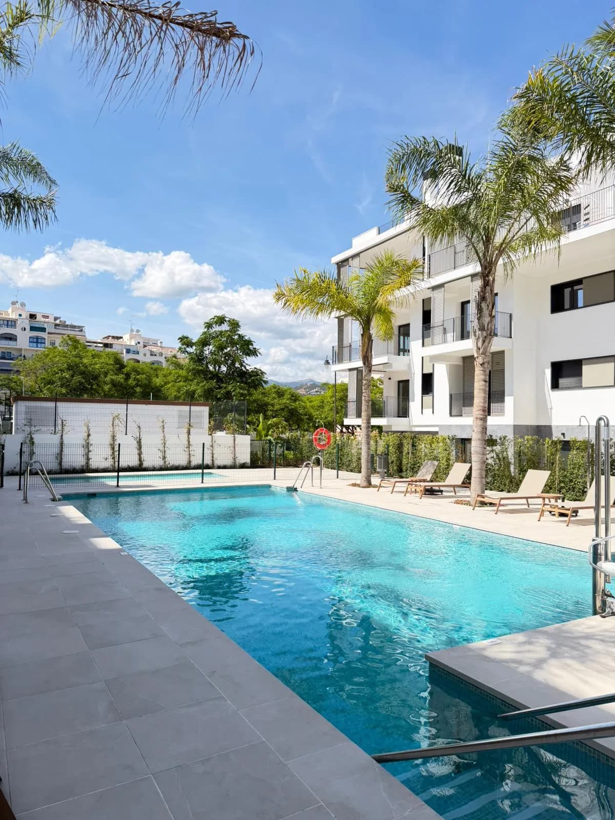 2 Bedroom Middle Floor Apartment for Sale in Estepona, Málaga - Image 5