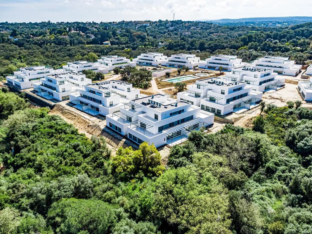 5 Bedroom Middle Floor Apartment for Sale in Sotogrande, Cádiz