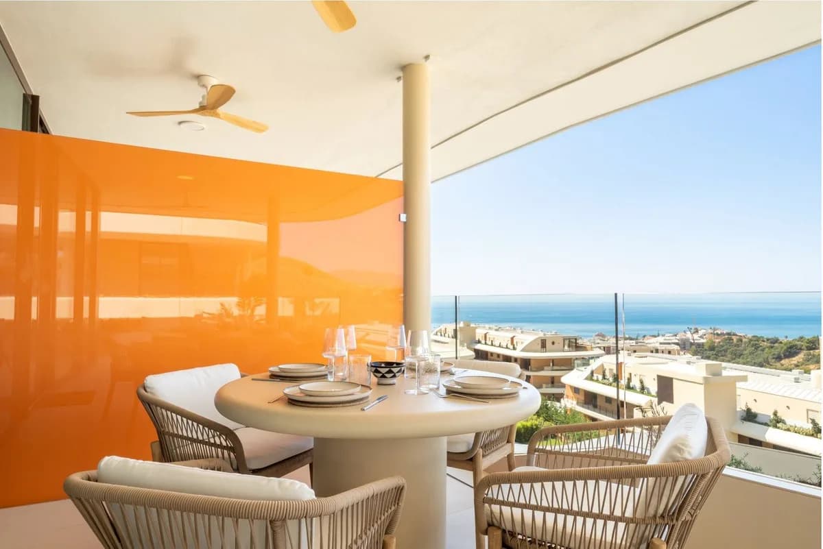 2 Bedroom Middle Floor Apartment for Sale in Fuengirola, Málaga - Image 3