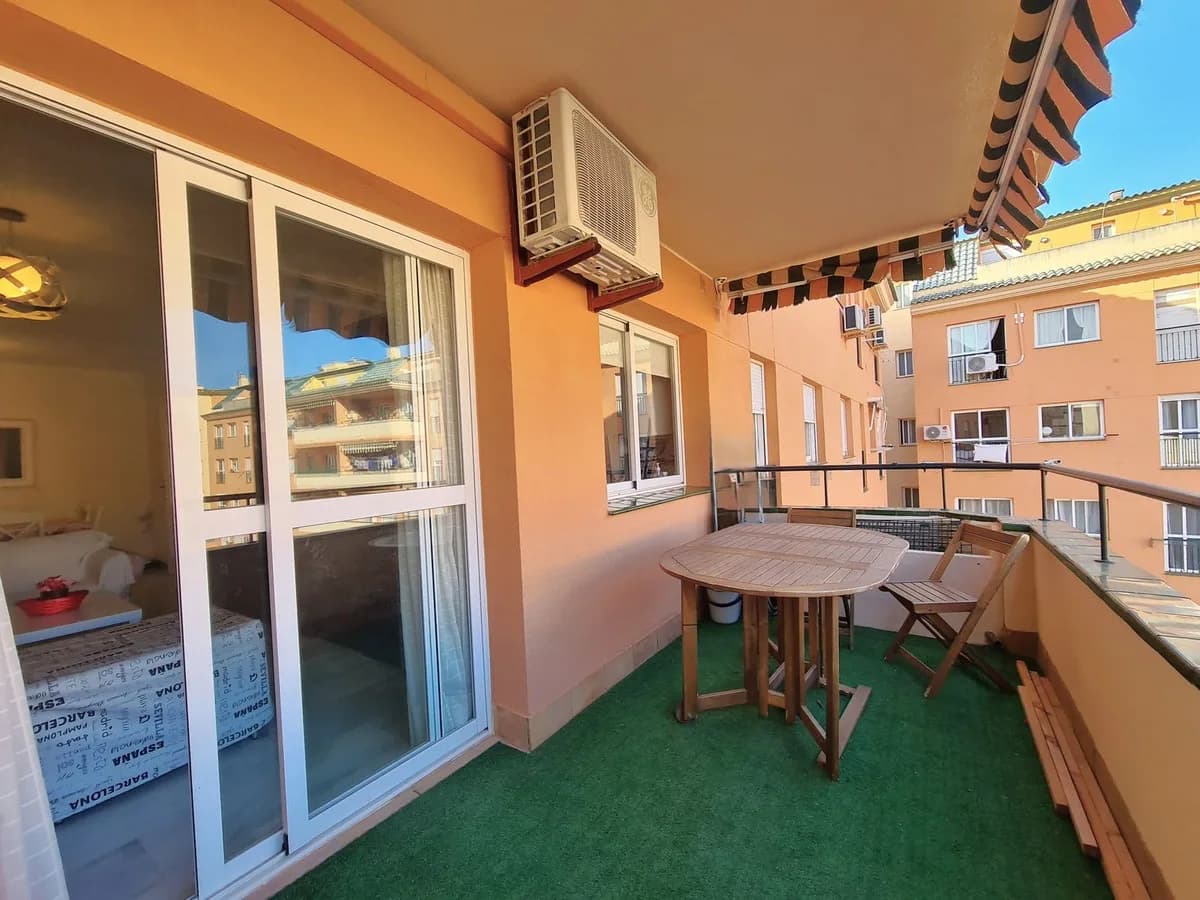 2 Bedroom Middle Floor Apartment for Sale in San Luis de Sabinillas, Málaga - Image 2