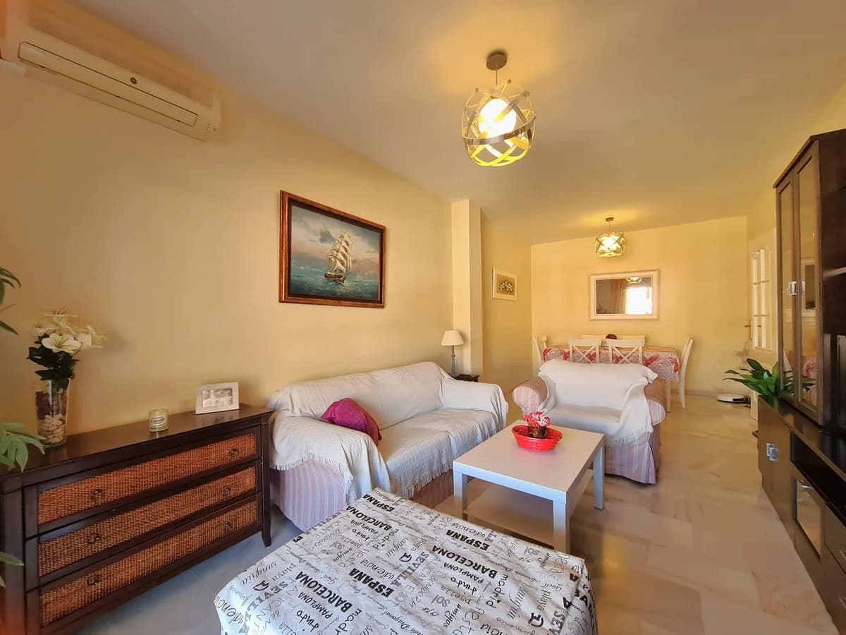 2 Bedroom Middle Floor Apartment for Sale in San Luis de Sabinillas, Málaga - Image 3