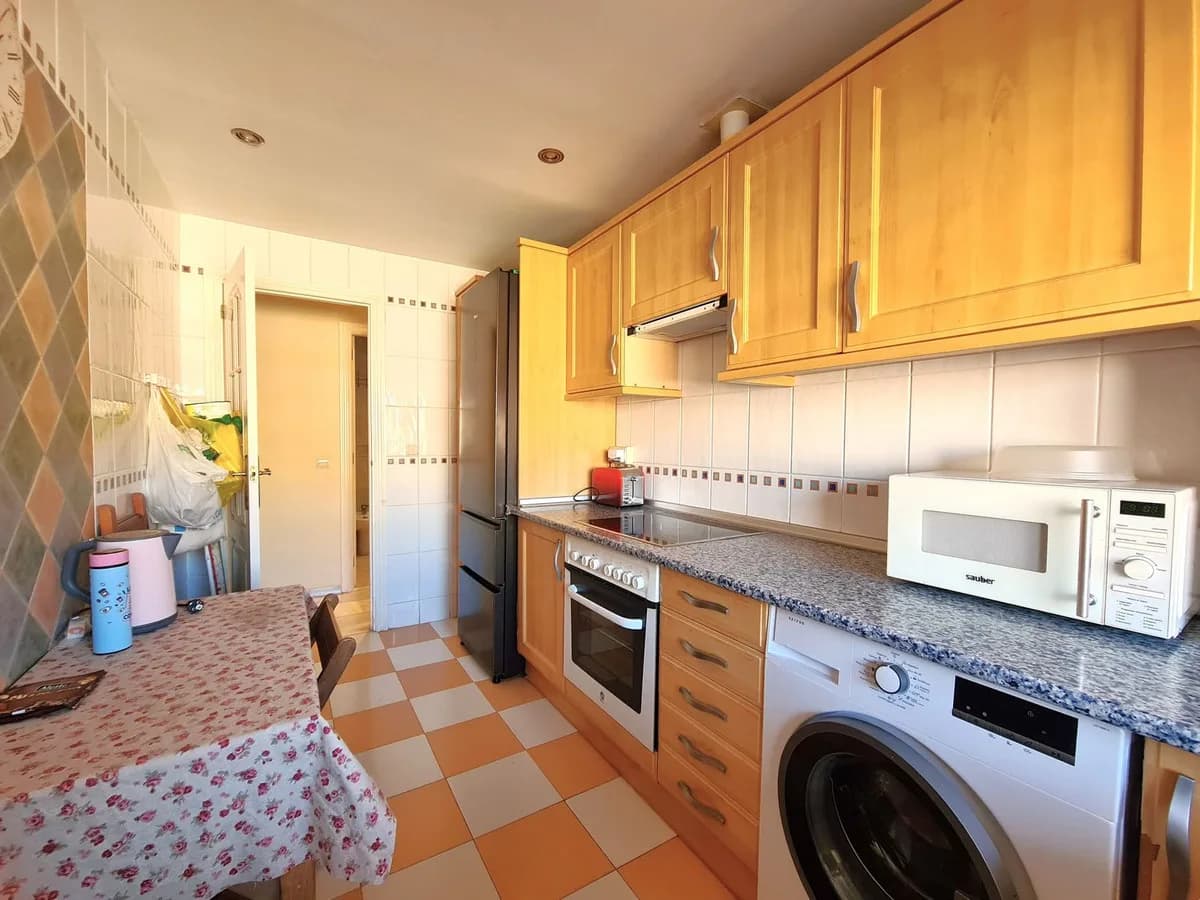 2 Bedroom Middle Floor Apartment for Sale in San Luis de Sabinillas, Málaga - Image 4