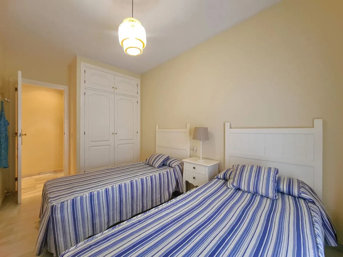 2 Bedroom Middle Floor Apartment for Sale in San Luis de Sabinillas, Málaga - Image 6
