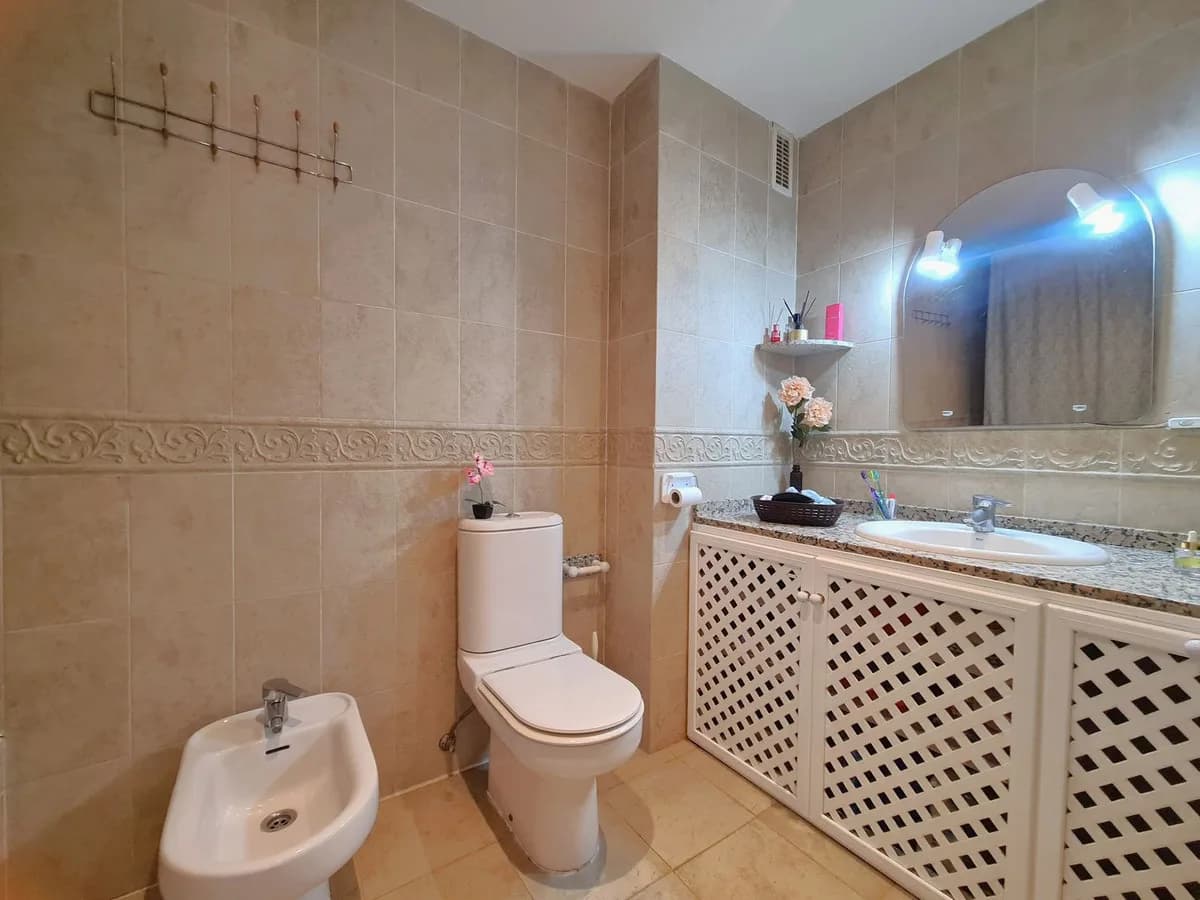 2 Bedroom Middle Floor Apartment for Sale in San Luis de Sabinillas, Málaga - Image 7