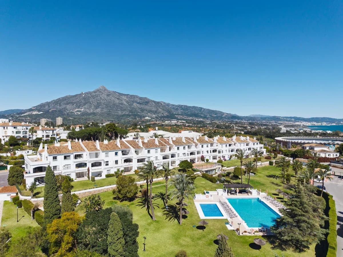 2 Bedroom Middle Floor Apartment for Sale in Nueva Andalucía, Málaga