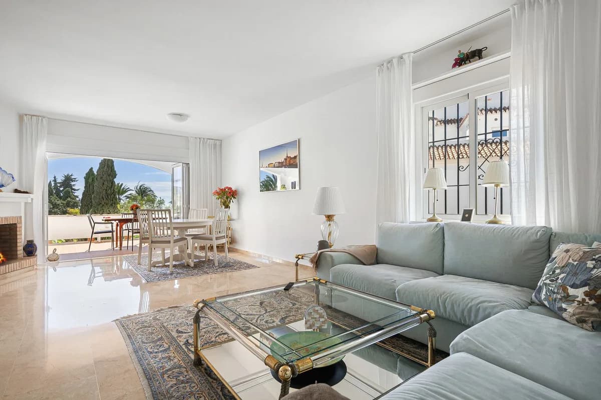 2 Bedroom Middle Floor Apartment for Sale in Nueva Andalucía, Málaga - Image 2