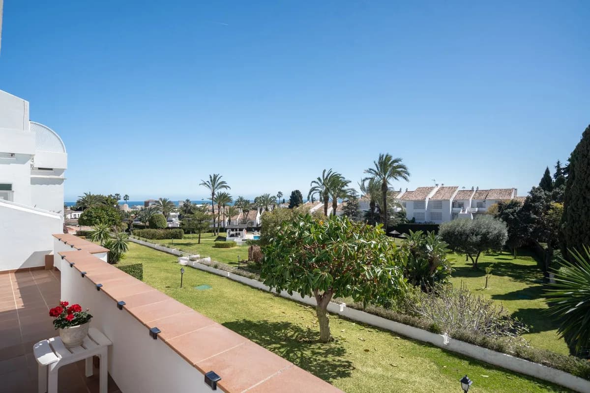 2 Bedroom Middle Floor Apartment for Sale in Nueva Andalucía, Málaga - Image 8