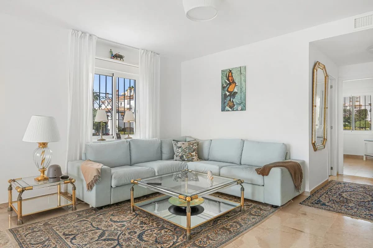 2 Bedroom Middle Floor Apartment for Sale in Nueva Andalucía, Málaga - Image 9
