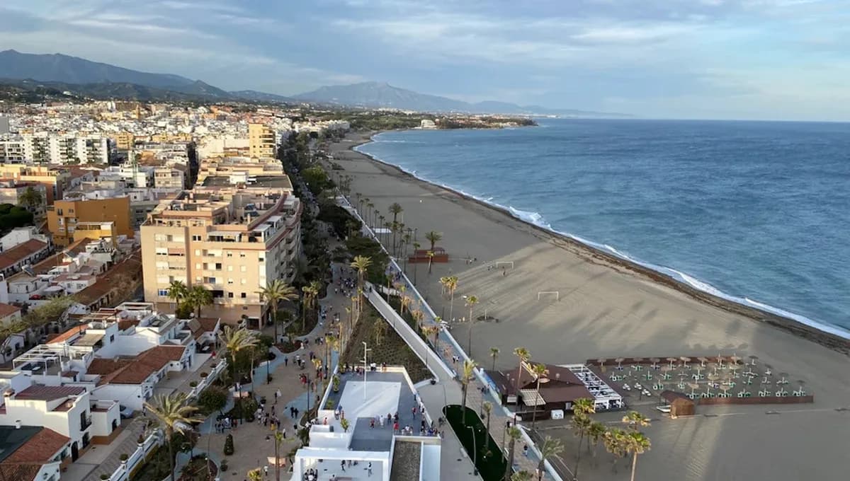 3 Bedroom Middle Floor Apartment for Sale in Estepona, Málaga