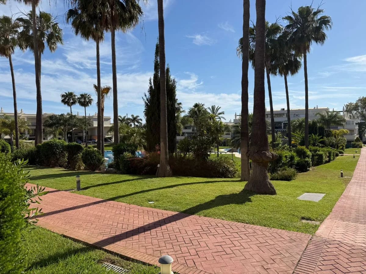 2 Bedroom Ground Floor Apartment for Sale in Nueva Andalucía, Málaga