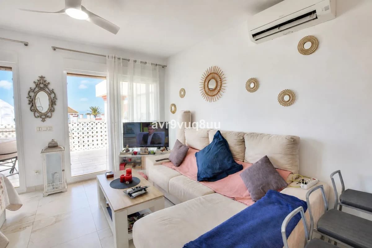 Middle Floor Studio for Sale in Elviria, Málaga - Image 2