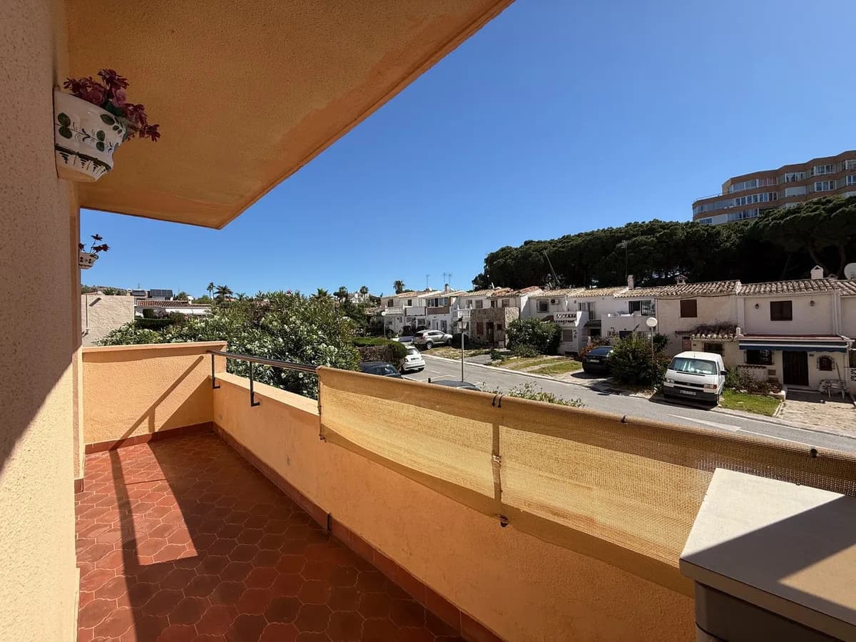 2 Bedroom Middle Floor Apartment for Sale in Calahonda, Málaga
