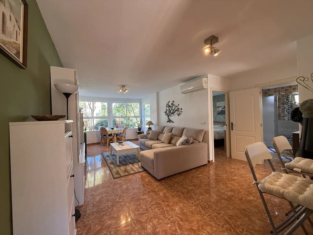 2 Bedroom Middle Floor Apartment for Sale in Calahonda, Málaga - Image 3