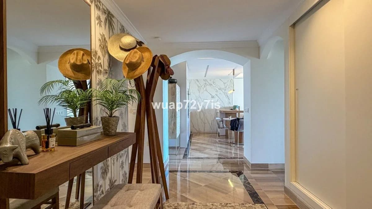3 Bedroom Penthouse for Sale in Elviria, Málaga - Image 2