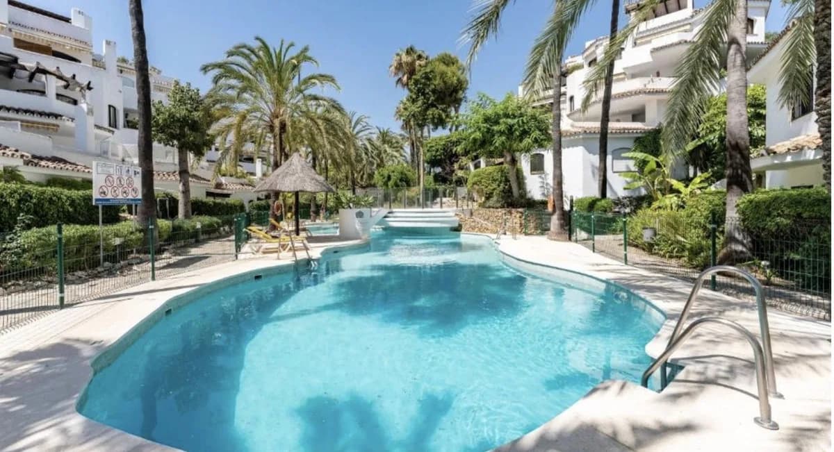 4 Bedroom Ground Floor Apartment for Sale in Elviria, Málaga