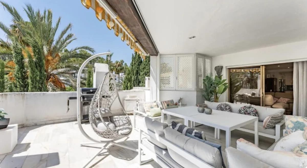 4 Bedroom Ground Floor Apartment for Sale in Elviria, Málaga - Image 6