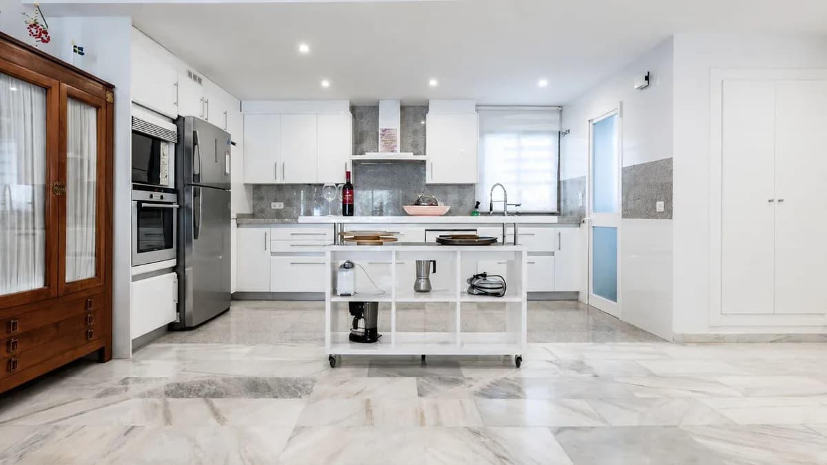4 Bedroom Ground Floor Apartment for Sale in Elviria, Málaga - Image 8