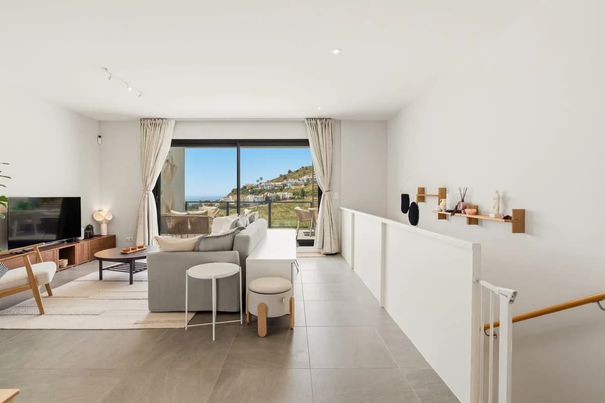 3 Bedroom Semi-Detached House for Sale in Riviera del Sol, Málaga - Image 9